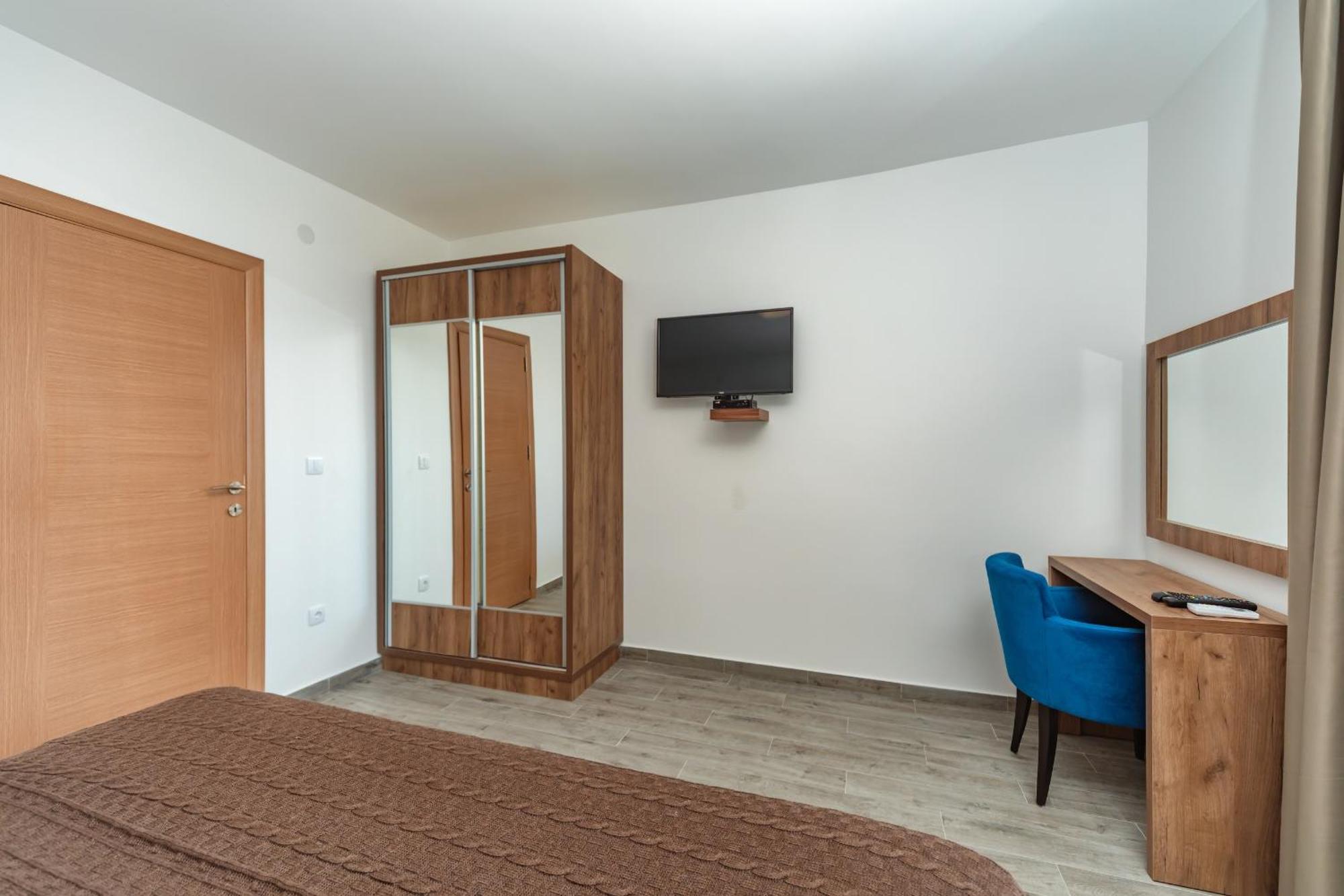Mika'S Seaview Apartments Bar Room photo